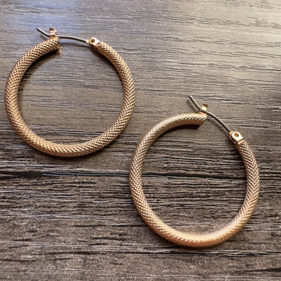 Avon Timeless Texture 1" Hoop Earrings Gold Tone 2014 Classic Costume Jewelry - Picture 2 of 6
